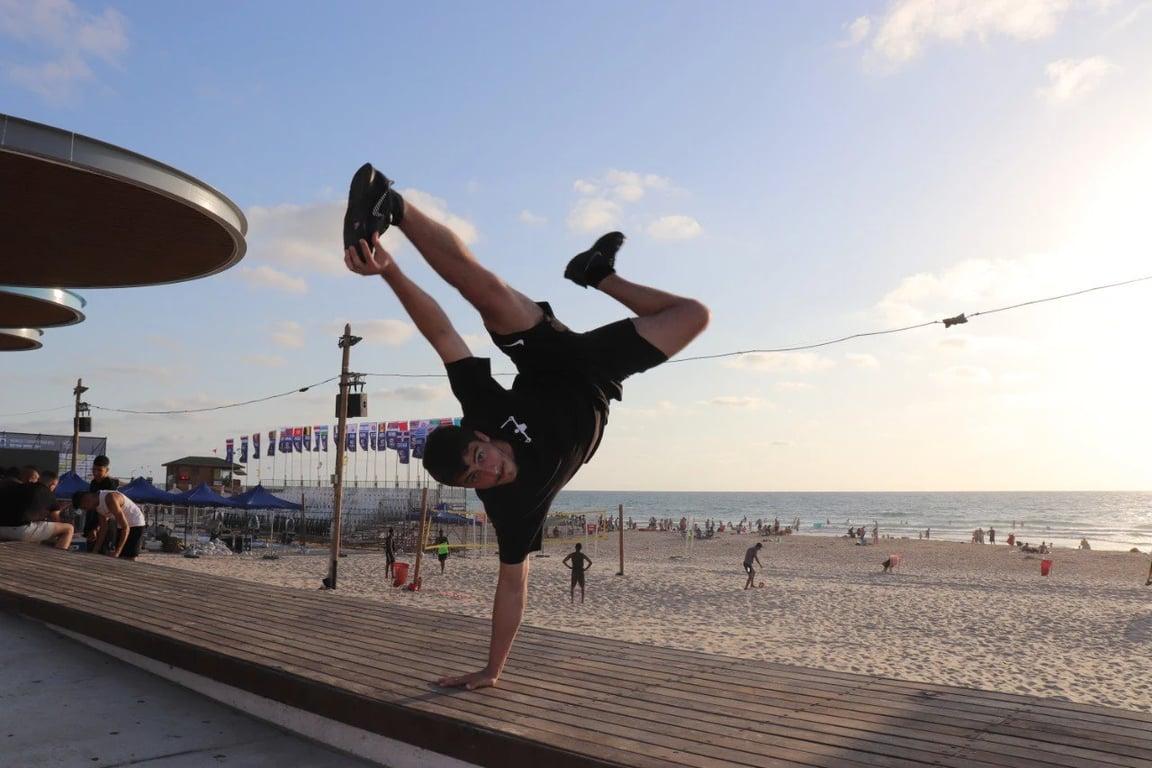 אנדריי גרמנוב עושה ברייקדאנס